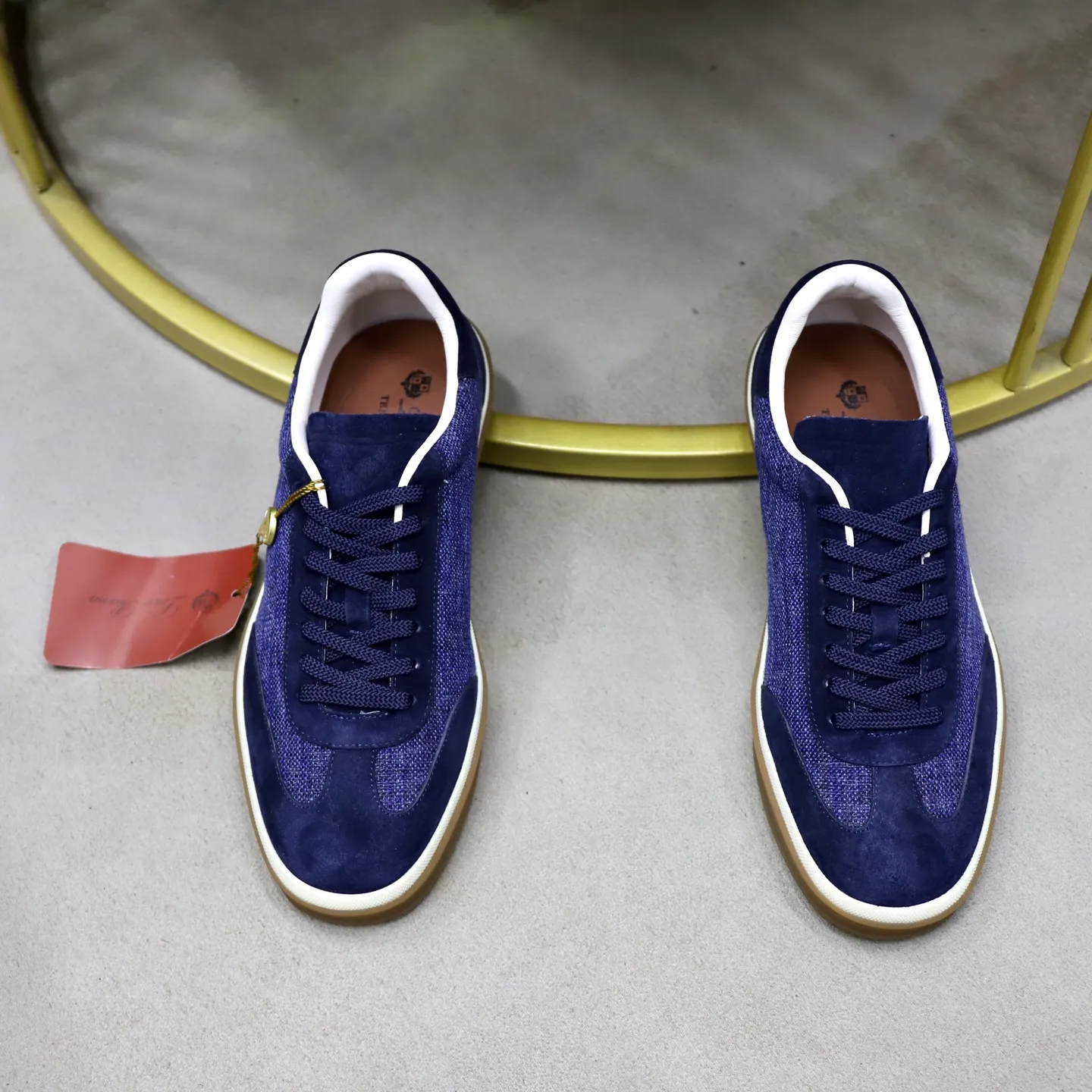 Ex-factory price: 540💰Loro Riana men’s moral training sneakers! Made from high-quality materials and designed in a low-cut silhouette, it offers an elegant and stylish look that's suitable for year-round wear. The unique double-layer sole aesthetic design, caramel cup-shaped outsole is decorated with off-white rubber trim, creating an attractive color combination. Pair with tailored pieces or jeans for a sophisticated yet casual look. The heel is decorated with soft cow leather tongue with Kummel color inserts and cotton laces with embossed LP logo. Upper: cow split suede stitching knitted fabric. Lining: original thickened soft sheepskin. Size: 38-39-40-41-42-43-44 (customized in 45.46)